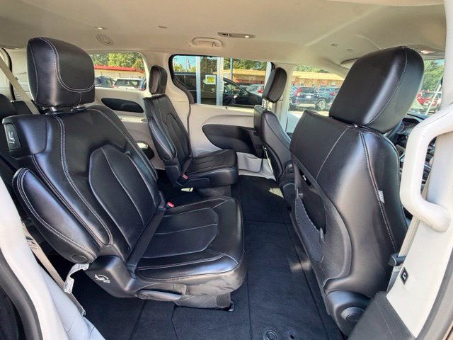 Used 2023 Chrysler Pacifica Touring-L FWD image 14