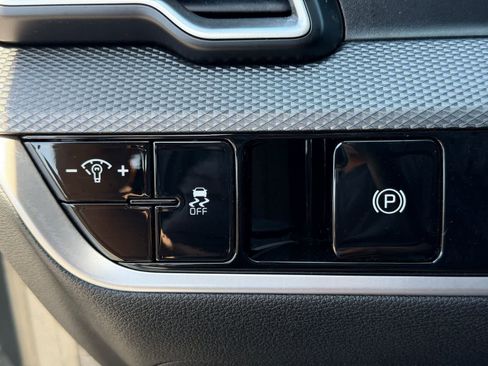 Used 2025 Kia Sportage LX image 15