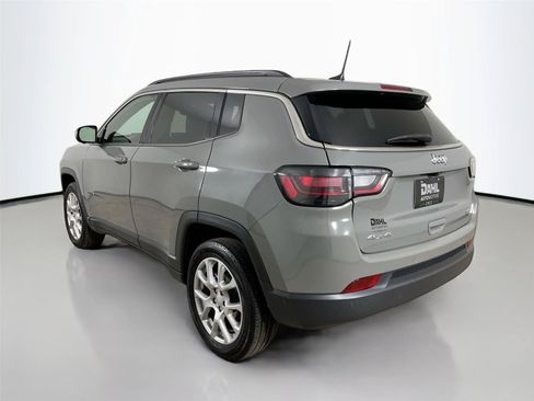Used 2023 Jeep Compass Latitude w/ Sun and Sound Group AWD/4WD image 10