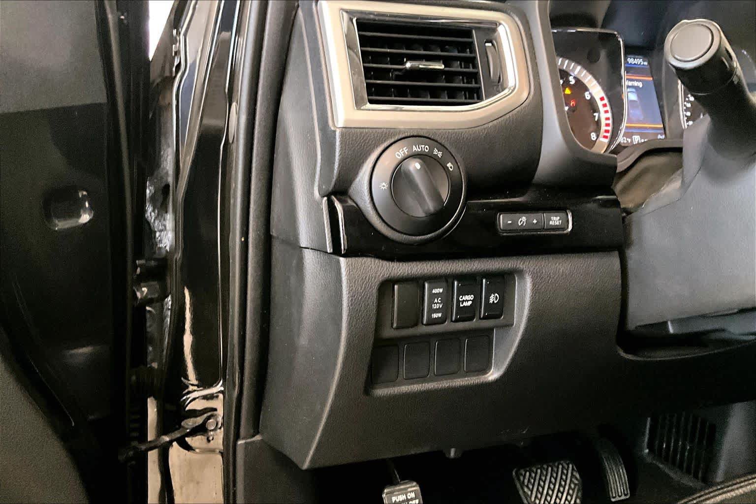 Used 2019 Nissan Titan SV w/ SV Convenience Package AWD/4WD image 30