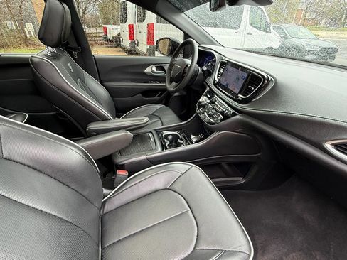 Used 2025 Chrysler Pacifica Limited image 11