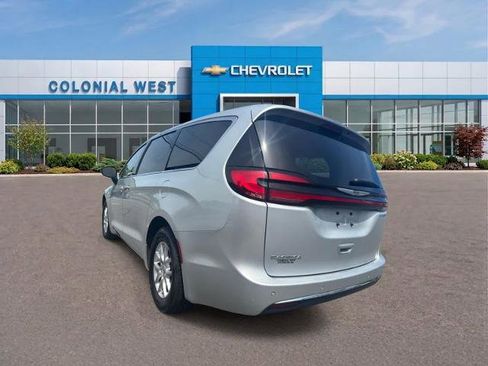 Used 2024 Chrysler Pacifica Touring-L FWD image 5