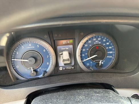 Used 2020 Toyota Sienna LE w/ LE Preferred Package FWD image 13