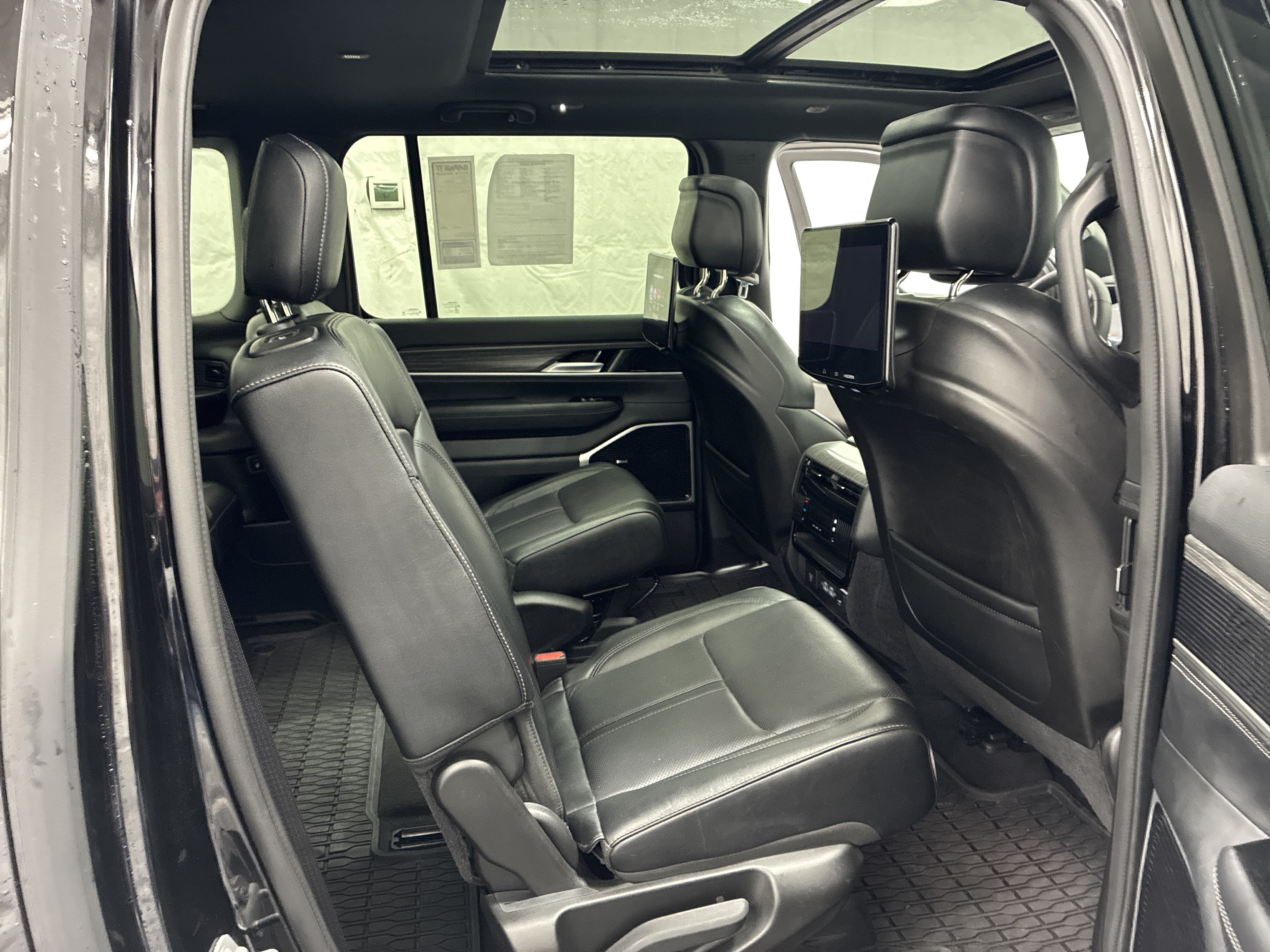 Used 2024 Jeep Wagoneer L Series III w/ Premium Group I AWD/4WD image 10