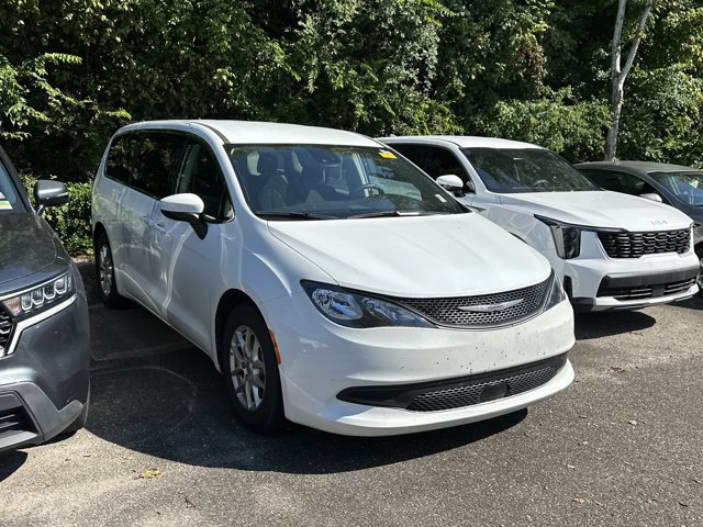 Used 2023 Chrysler Voyager LX FWD image 2