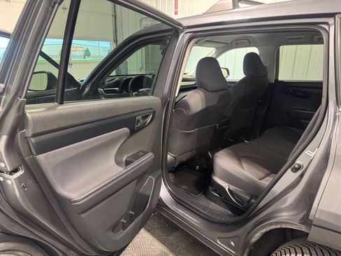 Used 2023 Toyota Highlander LE FWD image 12