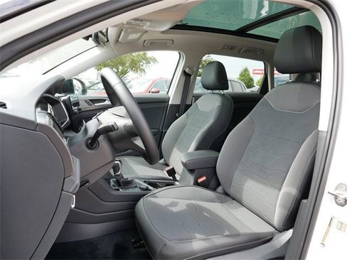 Certified 2025 Volkswagen Taos SE image 15