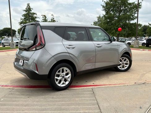 Used 2025 Kia Soul LX w/ LX Technology Package FWD image 6