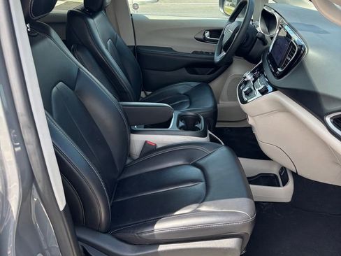 Used 2023 Chrysler Pacifica Touring-L FWD image 17