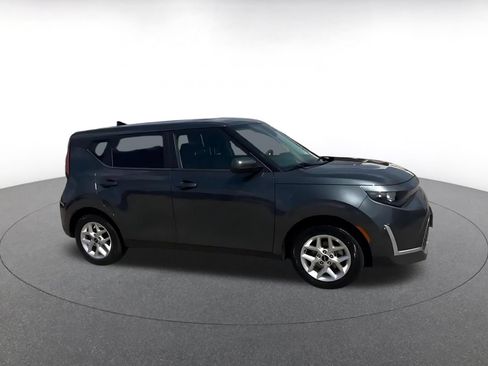 Used 2025 Kia Soul LX w/ LX Technology Package FWD image 2