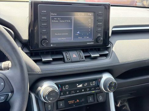 Used 2021 Toyota RAV4 XLE Premium image 23