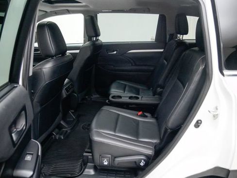 Used 2019 Toyota Highlander XLE AWD/4WD image 16
