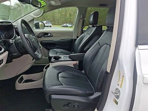 Used 2024 Chrysler Pacifica Touring-L FWD image 17