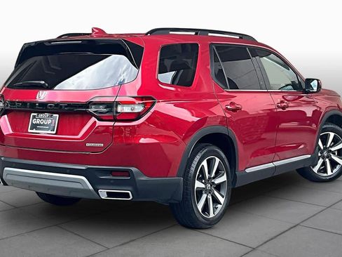Used 2025 Honda Pilot Touring image 13