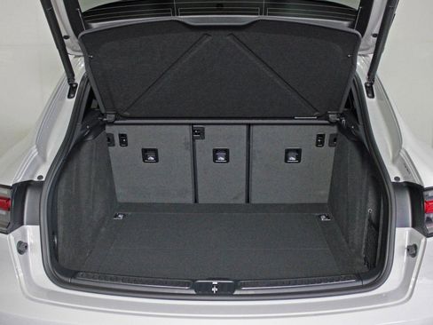 Certified 2026 Porsche Macan AWD/4WD image 13