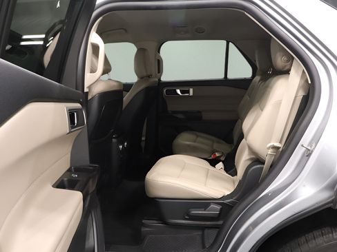 Used 2020 Ford Explorer XLT w/ Equipment Group 202A AWD/4WD image 13