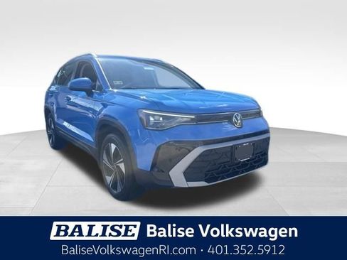 Used 2025 Volkswagen Taos SE AWD/4WD image 1