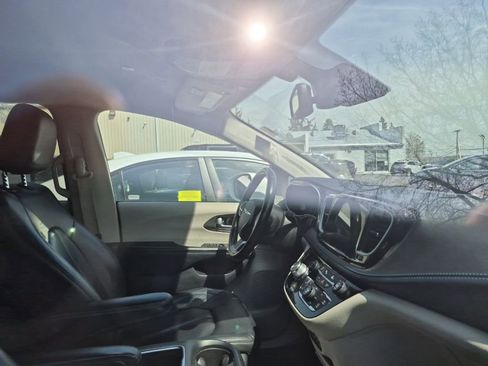 Used 2021 Chrysler Pacifica Touring-L image 4