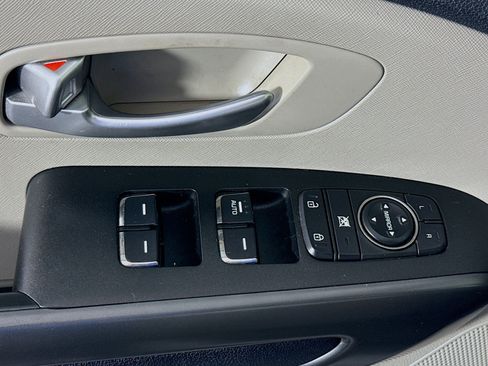 Used 2019 Kia Sedona L FWD image 23