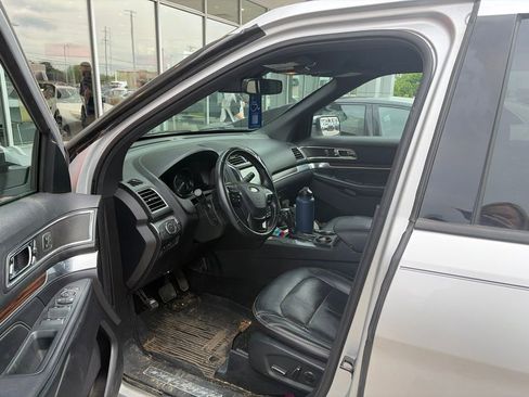 Used 2018 Ford Explorer Limited w/ Equipment Group 301A FWD image 7