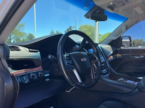 Certified 2019 Cadillac Escalade ESV Luxury AWD/4WD image 21