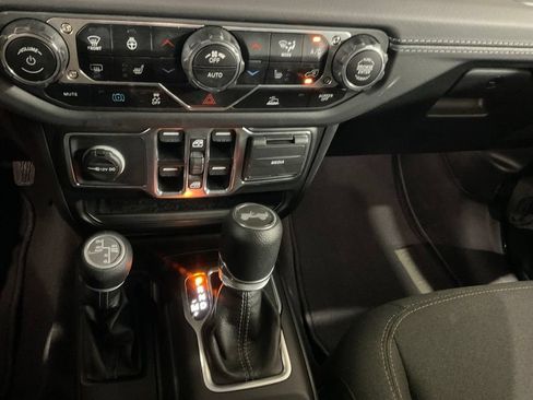 Used 2025 Jeep Wrangler Unlimited Sahara AWD/4WD image 20