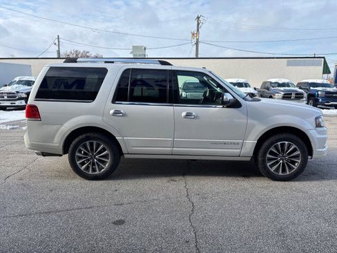 Used 2016 Lincoln Navigator Select image 4