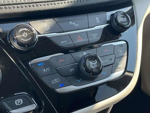 Used 2020 Chrysler Pacifica Limited FWD image 33