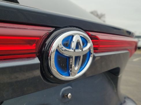 Used 2024 Toyota Venza LE image 6