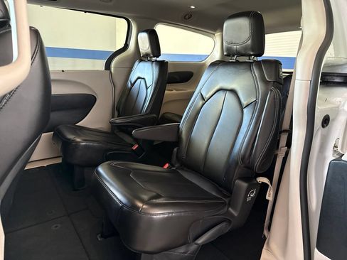Used 2024 Chrysler Pacifica Touring-L FWD image 16