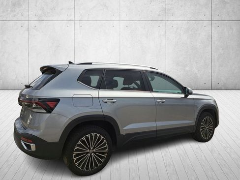 Used 2025 Volkswagen Taos SE image 5