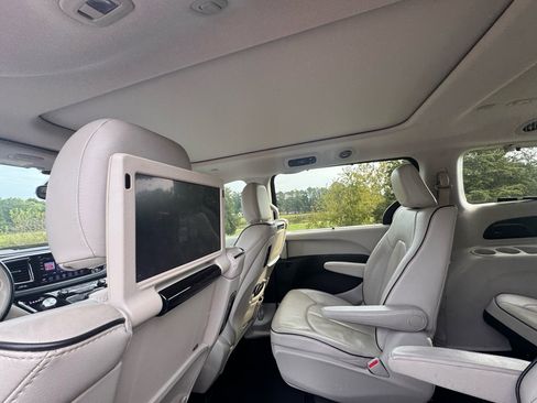 Used 2018 Chrysler Pacifica Limited w/ Advanced Safetytec Group image 21