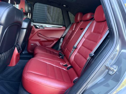 Used 2018 Porsche Macan Turbo AWD/4WD image 12
