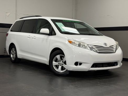 Used 2015 Toyota Sienna LE image 2