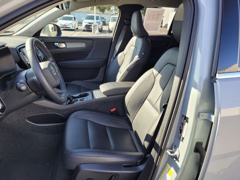 Certified 2025 Volvo XC40 B5 Core image 13