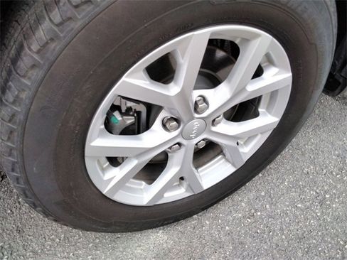 Used 2023 Jeep Grand Cherokee L Limited w/ Luxury Tech Group II image 16