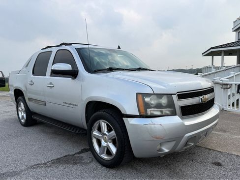 Used 2011 Chevrolet Avalanche LT w/ Regional Value Package AWD/4WD image 3