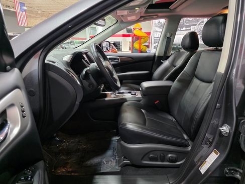 Used 2019 Nissan Pathfinder Platinum image 14