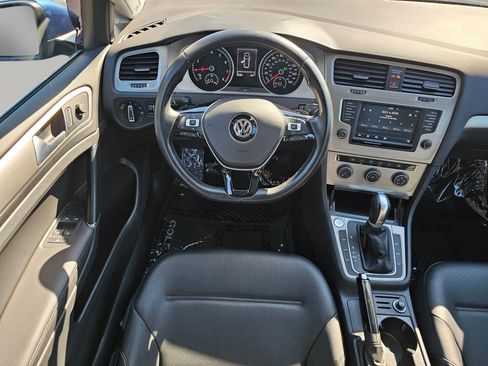 Used 2017 Volkswagen Golf SE image 3