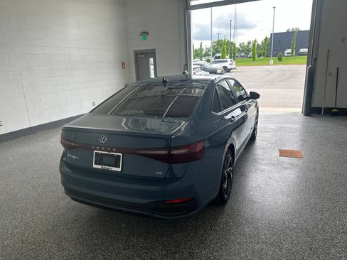 Used 2025 Volkswagen Jetta SE FWD image 3