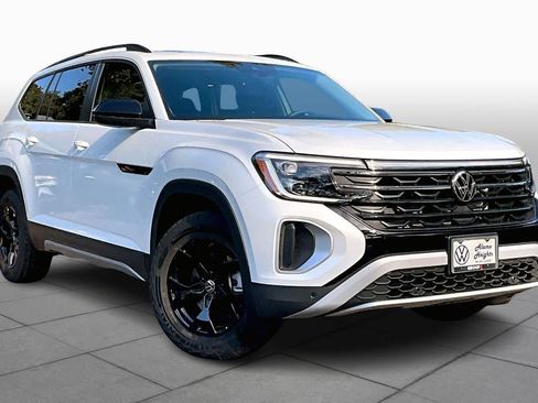 New 2026 Volkswagen Atlas Peak Edition image 2