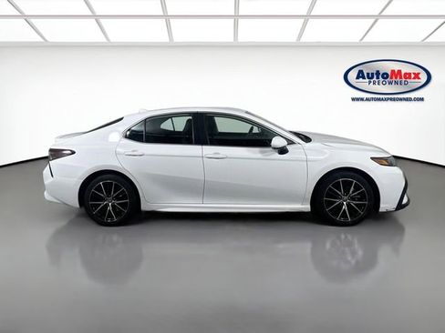 Used 2024 Toyota Camry SE FWD image 9
