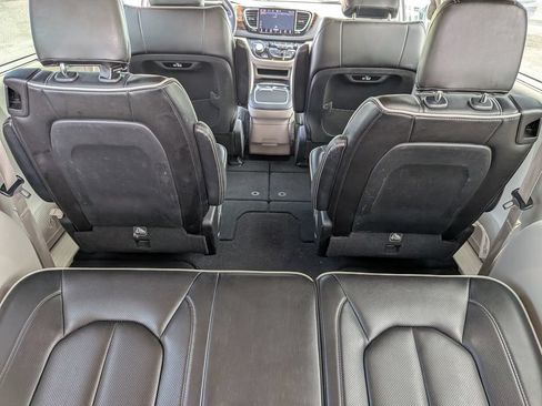 Used 2023 Chrysler Pacifica Limited FWD image 37
