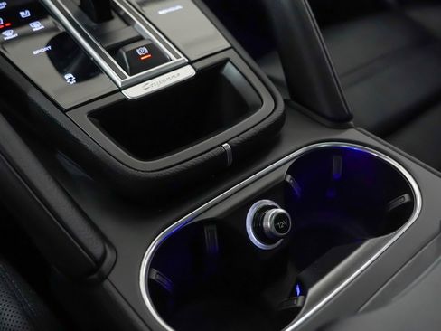 Certified 2023 Porsche Cayenne Platinum Edition image 33