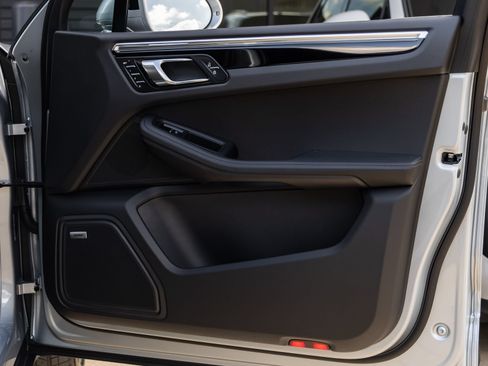 Certified 2026 Porsche Macan AWD/4WD image 41