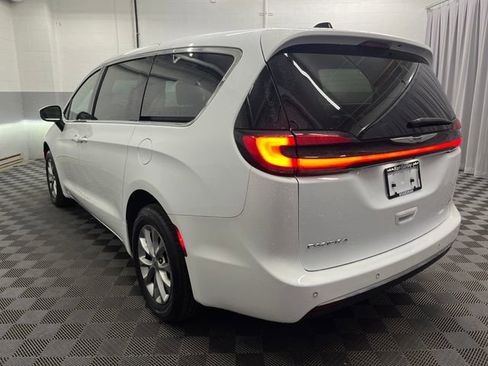 Used 2023 Chrysler Pacifica Touring-L image 15