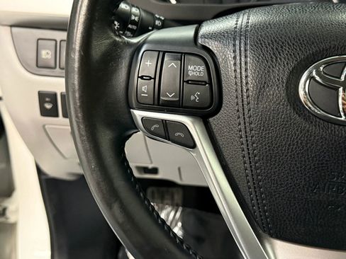 Used 2017 Toyota Highlander Plus w/ Carpet Mat Package AWD/4WD image 32