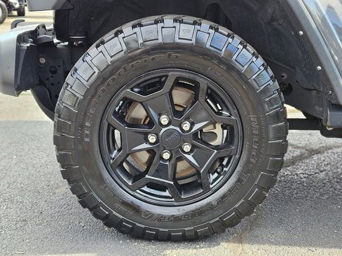 Used 2021 Jeep Gladiator Sport image 29