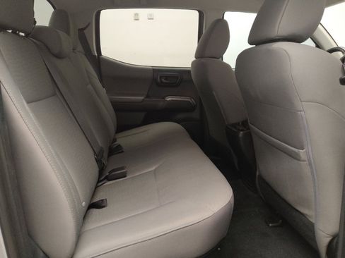 Used 2016 Toyota Tacoma SR5 w/ Towing Package image 19