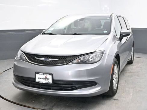 Used 2020 Chrysler Voyager L FWD image 2